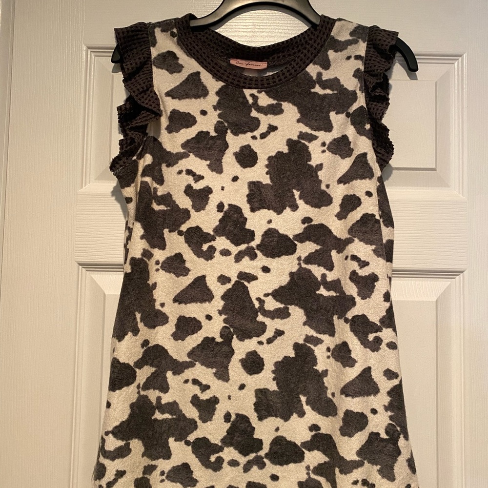 Animal print sleeveless shirt.
